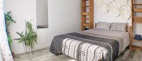 Studio | In-room safe, blackout drapes, iron/ironing board, free WiFi