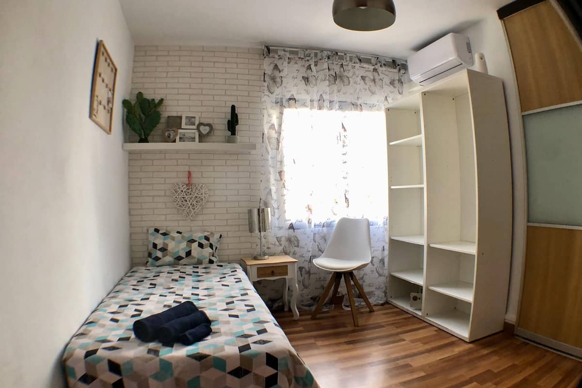 Single Room, Private Bathroom | 1 bedroom, in-room safe, blackout curtains, iron/ironing board