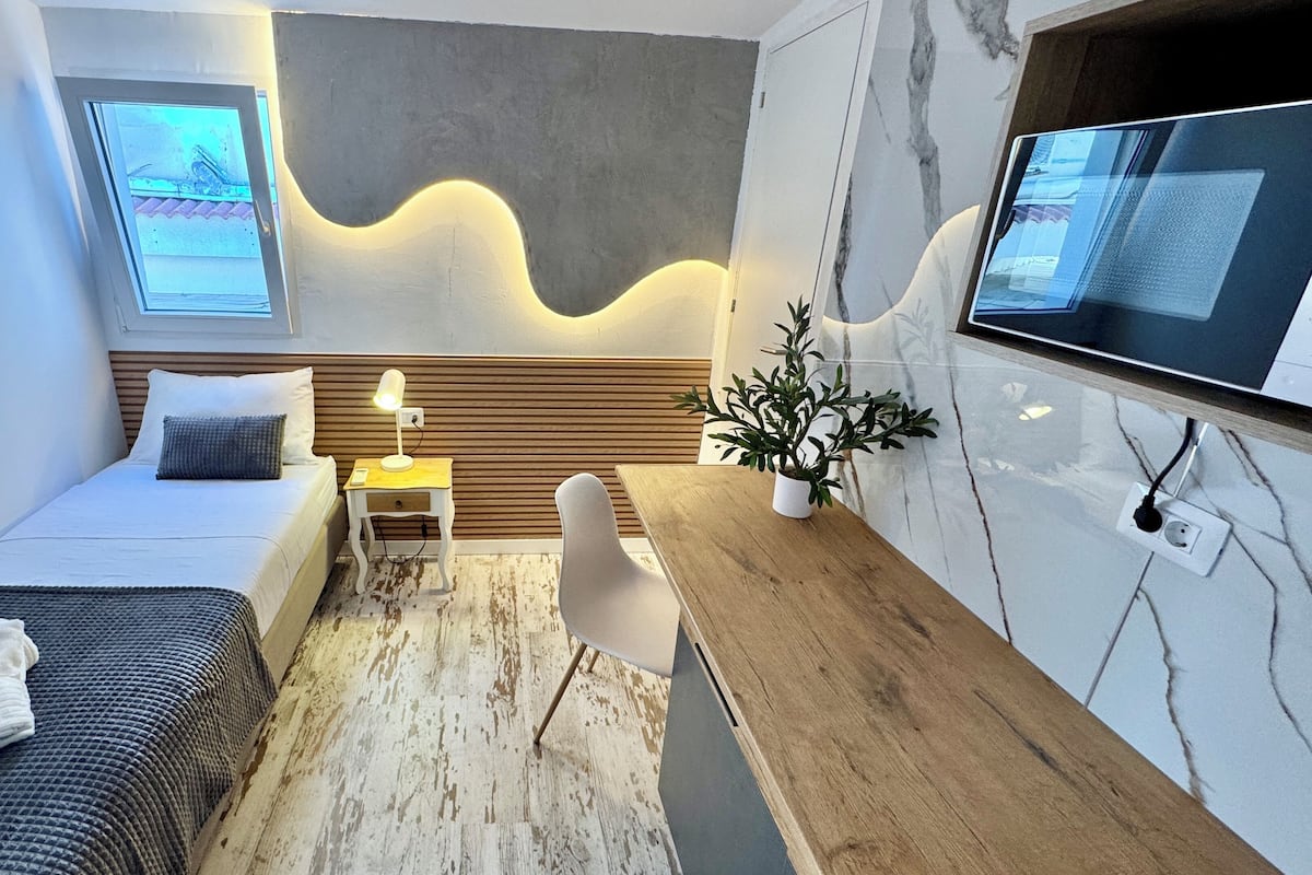 Single Room, Private Bathroom