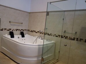 Deluxe-Zimmer | Dusche im Bad