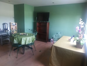 Breakfast area - Natrual Healing Center (Lake Arrowhead)