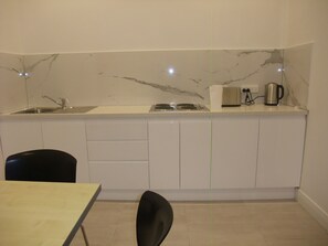 Kjøleskap, mikrobølgeovn, vannkoker og brødrister