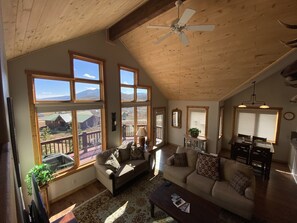 Een smart-tv, een open haard, een dvd-speler en boeken