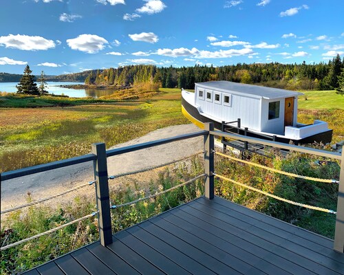 Lovely ocean views, hiking & lobster boat lounge