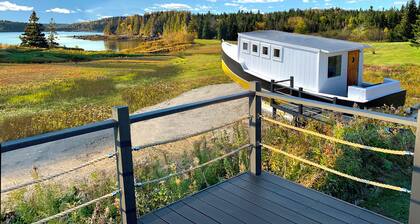 Lovely ocean views, hiking & lobster boat lounge