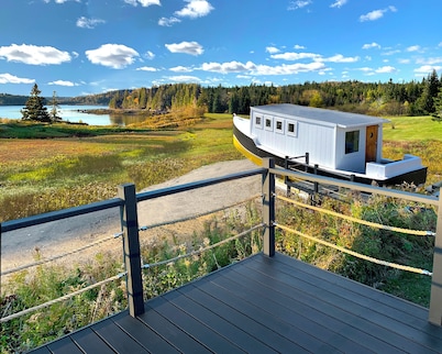 Lovely ocean views, hiking & lobster boat lounge