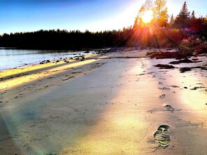 Playa en los alrededores y camastros 