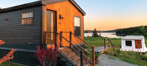 Lovely ocean views, hiking & lobster boat lounge