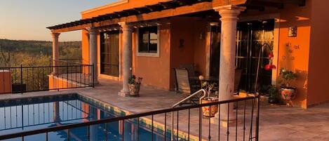 حمّام سباحة مُدفَّأ