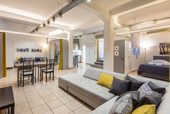 TV - One - space loft in the center of Athens (Athina)