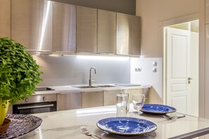 Fridge, oven, coffee/tea maker, electric kettle