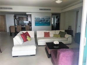 Apartamento família, 3 quartos, sacada | Área de estar | TV de tela plana, Netflix
