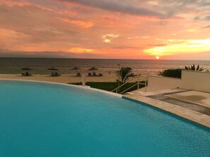 Outdoor pool, pool umbrellas, pool loungers - Delcanto Residences by LaTour (Nuevo Nayarit)