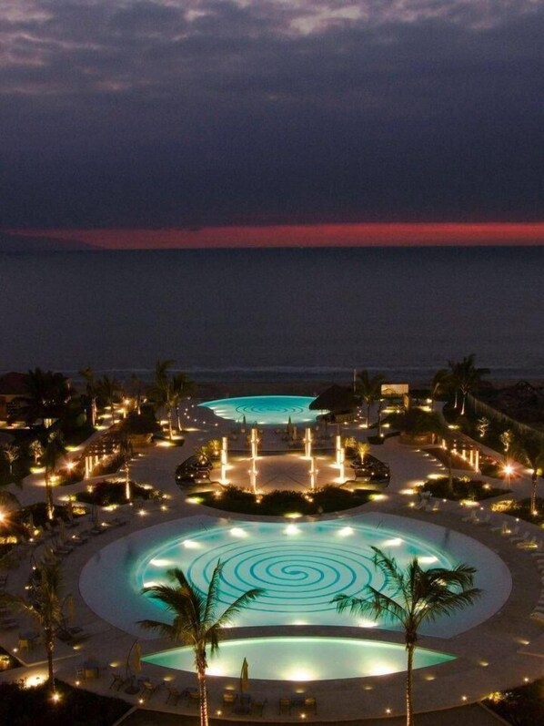 Vista frontal de la propiedad por la tarde o noche