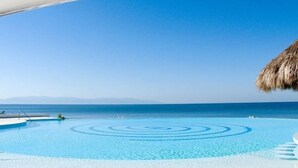 Outdoor pool, pool umbrellas, pool loungers - Delcanto Residences by LaTour (Nuevo Nayarit)