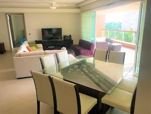 Apartamento família, 3 quartos, sacada | Opções para refeição no quarto