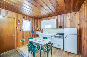 Cabaña | Cocina básica privada | Frigorífico grande, microondas, placa de cocina y tostadora