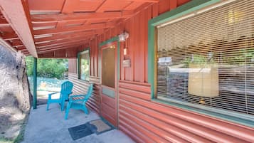 Cabin 8, Two Bedroom King/2 Doubles | Terrace/patio