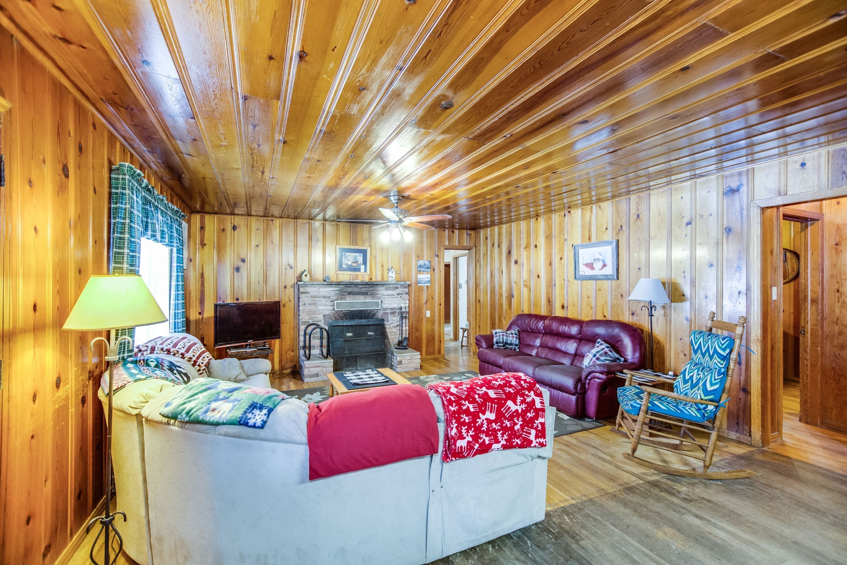 Cabin 16, 4 Bedrooms 2 Baths, Non Smoking | Living room | Flat-screen TV, fireplace