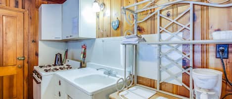 Huisje | Privékitchenette | Een koelkast/vriezer, een magnetron, een kookplaat, een broodrooster