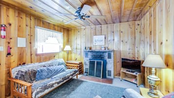 Cabin | Living room | Flat-screen TV, fireplace