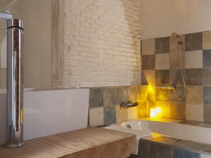 Shower, jetted tub, towels