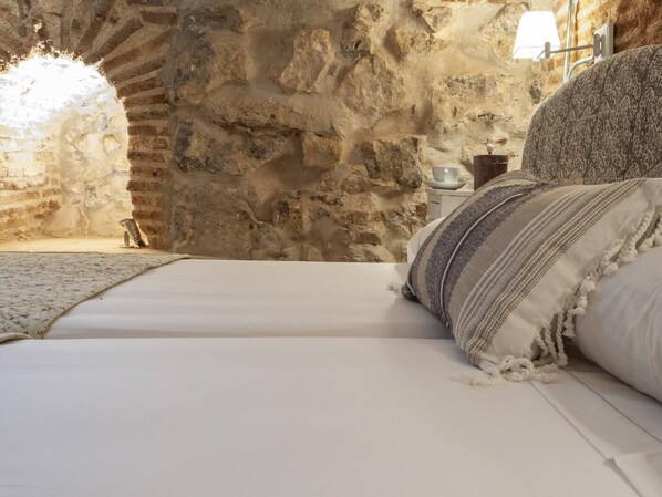 2 bedrooms, iron/ironing board, internet