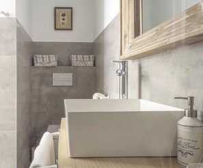 Shower, jetted bath, towels - Fantastic apartment in Barrio de las Letras (Madrid)