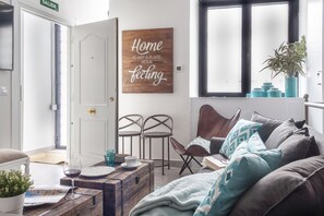TV - Cosy Apartment in the heart of Barrio d las Letras (Madrid)