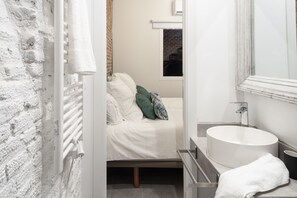 3 habitaciones, tabla de planchar con plancha, internet y ropa de cama 