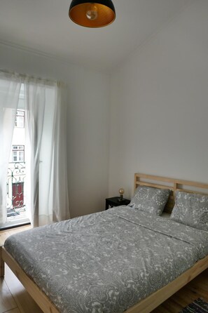 Cortinas opacas, sistema de insonorización, wifi gratis y ropa de cama