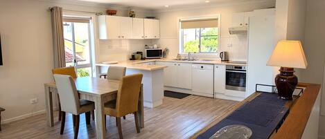 ثلاجة، ميكروويف، فرن، موقد طهي مسطح