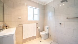 Douche, sèche-cheveux, serviettes fournies