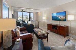 TV - Waterfront 3BR/2BA condo with pool, marina access, WiFi, and heated pool. (Marco Island)