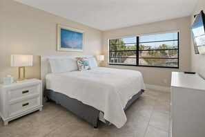 3 bedrooms, iron/ironing board, free WiFi, bed sheets - Waterfront 3BR/2BA condo with pool, marina access, WiFi, and heated pool. (Marco Island)