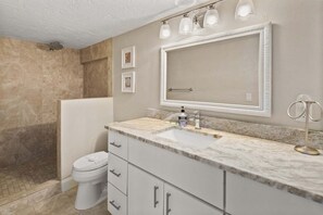 Bathtub, hair dryer, towels - Waterfront 3BR/2BA condo with pool, marina access, WiFi, and heated pool. (Marco Island)
