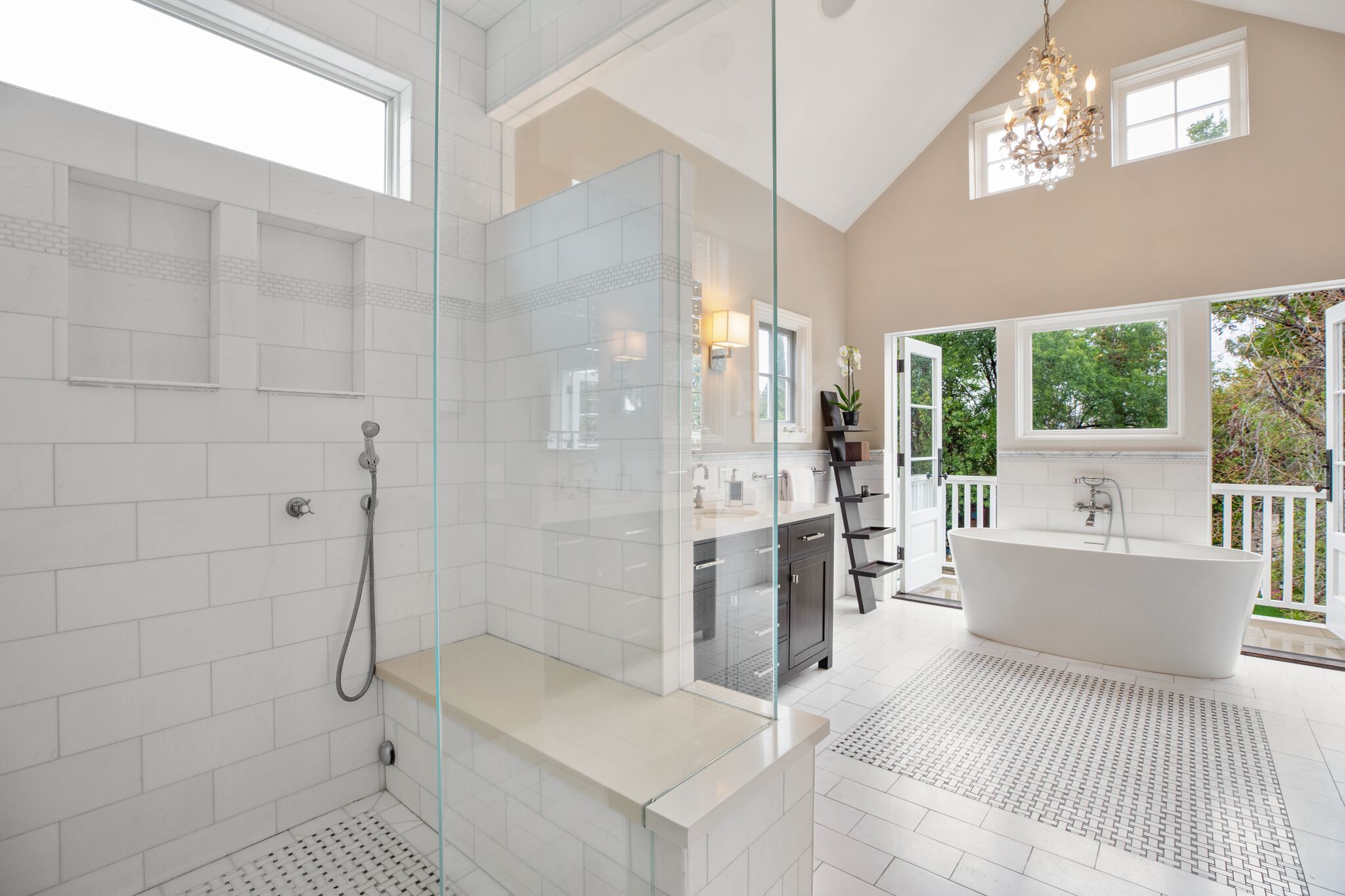 Ensemble douche/baignoire, sèche-cheveux, serviettes fournies