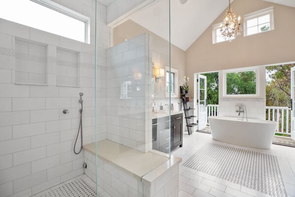 Combined shower/tub, hair dryer, towels