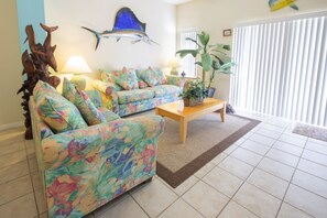 Townhouse, 3 soverom (2.5 Bathrooms) | Oppholdsområde | En 55-tommers Flatskjerm-TV med kabel-kanaler samt LCD-TV og DVD-spiller