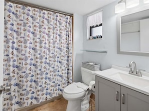 Bathtub, hair dryer, towels - Waterfront 1BR condo in Marco Island with pool, WiFi, and marina access. (Marco Island)