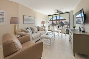 TV - Upscale and Chic top floor condo in Island Complex (Marco Island)