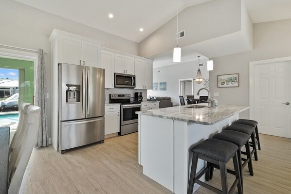 Kühlschrank, Mikrowelle, Ofen, Geschirrspüler