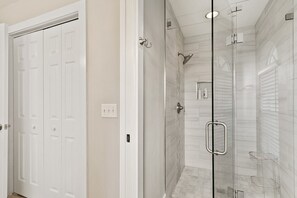 Badewanne, Haartrockner, Handtücher
