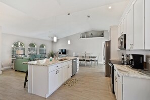 Kühlschrank, Mikrowelle, Ofen, Geschirrspüler