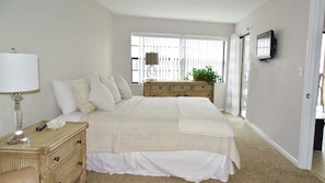 1 bedroom, iron/ironing board, free WiFi, bed sheets - 1BR Marco Island condo with pool, marina, WiFi and heated pool. (Marco Island)