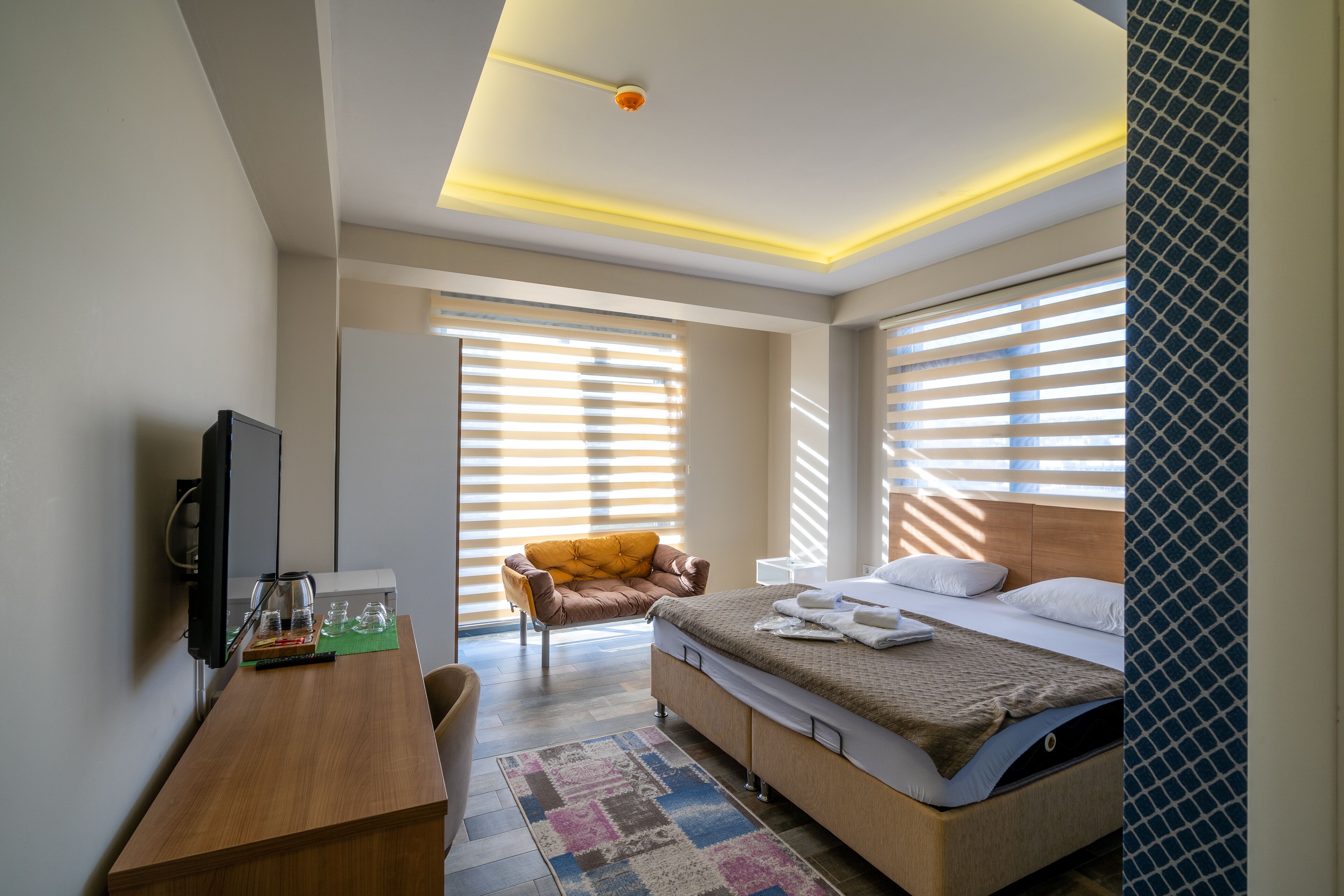 Standard Room | Minibar, in-room safe, desk, laptop workspace