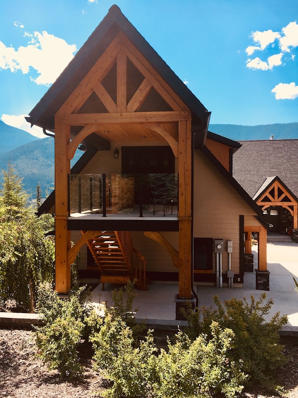 Selkirk Mountain View Master Suite | Blick auf die Straße