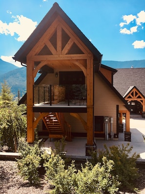 Selkirk Mountain View Master Suite | Vista para a rua