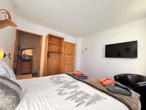 5 bedrooms, iron/ironing board, travel crib, free WiFi