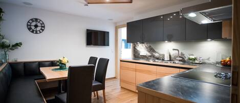 Kjøleskap, ovn, kokeplater og oppvaskmaskin